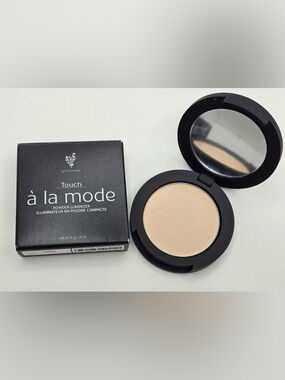 Younique Touch A La Mode Powder Luminizer Benevolent .14 oz New